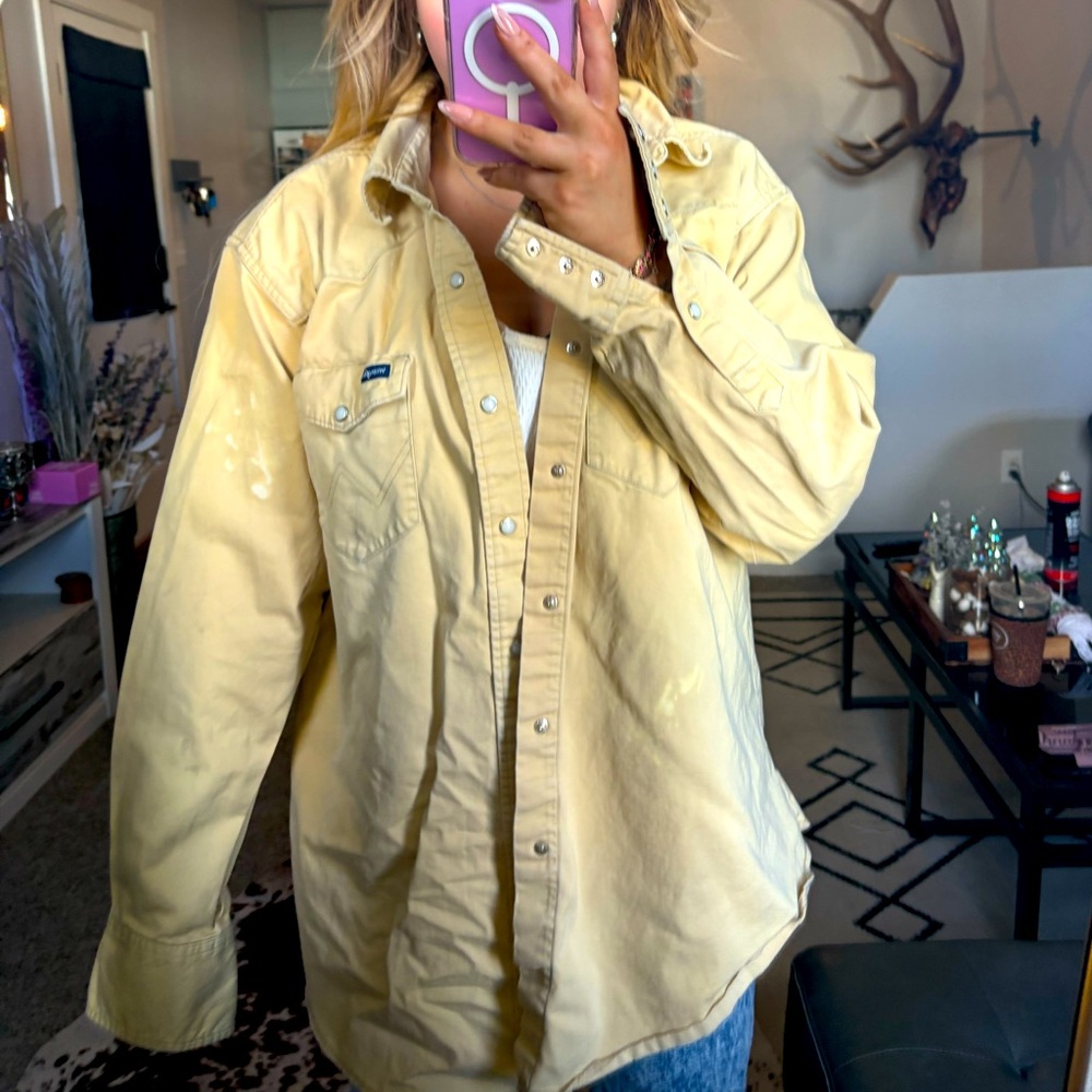 Large WELL LOVED wrangler pearl snap in light yellow